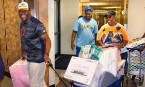 Families and friends help students move-in.